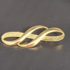 1986 Double J.J. Swirl Ribbon Glossy & Textured Gold Tone Brooch Pin 2.73in